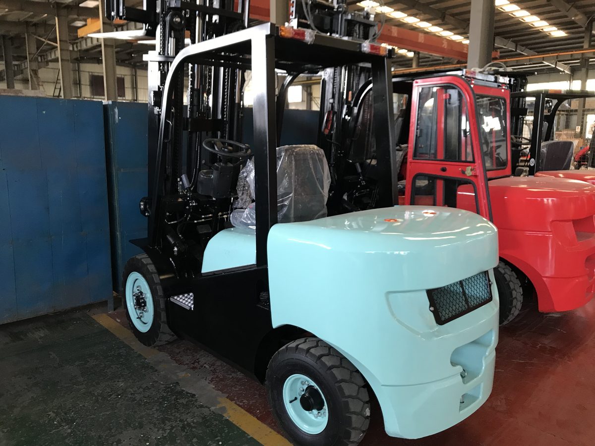 2.5 ton forklift side view