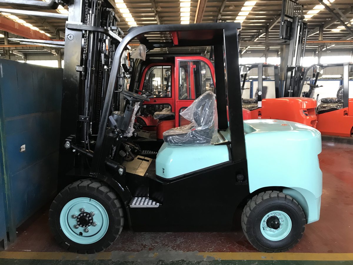 2 ton diesel forklift front view