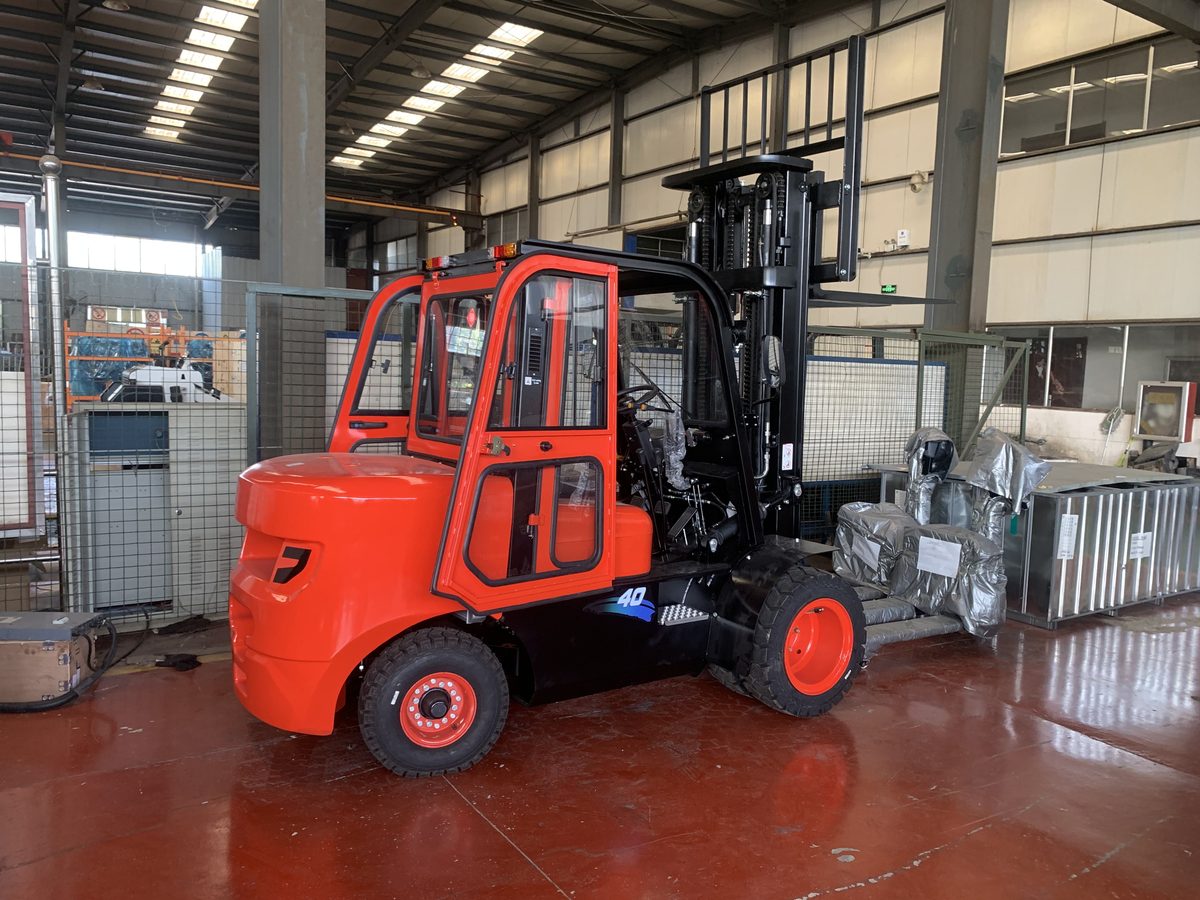 5 ton forklift side view