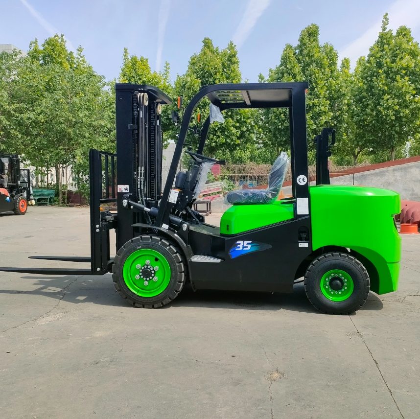 3.5 ton forklift, side view with CE marking