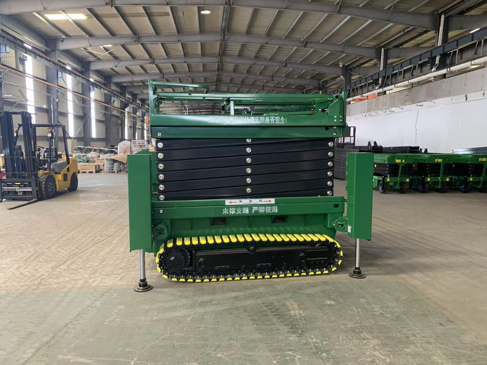 Tracked scissor lift for rough terrain